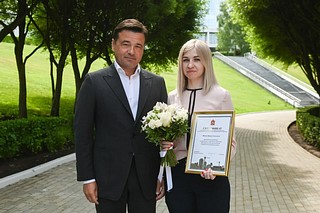 Сертификаты из рук губернатора получили врач-анестезиолог-реаниматолог Екатерина Нидзельская и участковый врач-терапевт Ирина Яшина