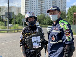 Водитель мототранспорта и сотрудник ОГИБДД