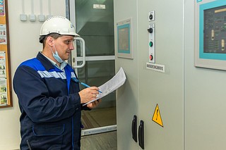 Работник газотурбинной теплоэлектроцентрали (ГТУ ТЭЦ)