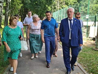 Вице-президент Торгово-промышленной палаты Московской области провел встречу с жителями поселка Летний отдых. Вместе с ними он осмотрел спортивную площадку возле дома № 6 по улице Зеленая
