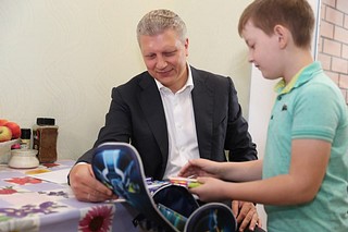 От имени губернатора и от себя лично Иванов пожелал маленькому Платону успехов в учебе, поздравил с началом нового учебного года