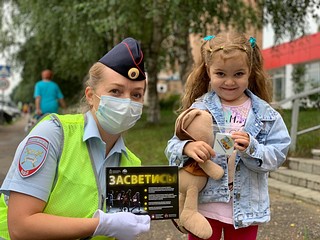 Дорожные полицейские дарили взрослым и детям световозвращающие ленты и брелоки, а также тематические листовки