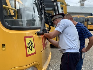 В преддверии учебного года инспекторы ОГИБДД проверили состояние школьных автобусов