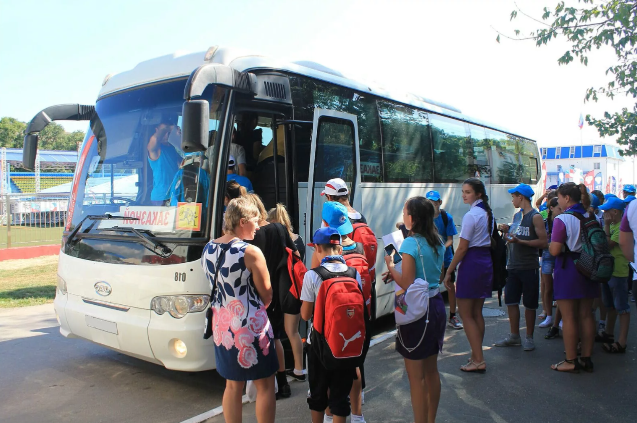 Перевозки экскурсионный автобус. Автобусная экскурсия. Экскурсия на автобусе. Автобусные экскурсии дети. Дети в автобусе на экскурсии.