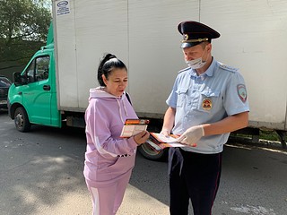 Полицейские вручили собеседникам информационные памятки и настоятельно рекомендовали быть более бдительными