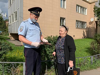 Полицейские вручили собеседникам информационные памятки и настоятельно рекомендовали быть более бдительными