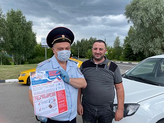 Полицейские раздали гражданам буклеты о предоставляемых услугах, доступных на Едином портале