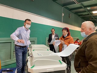 Депутат Оксана Романовская посетила УИКи в поселке ВНИИССОК, а её коллега Владимир Виницкий — участки в Захаровском
