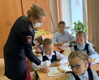 Сотрудница ОГИБДД и учебный класс