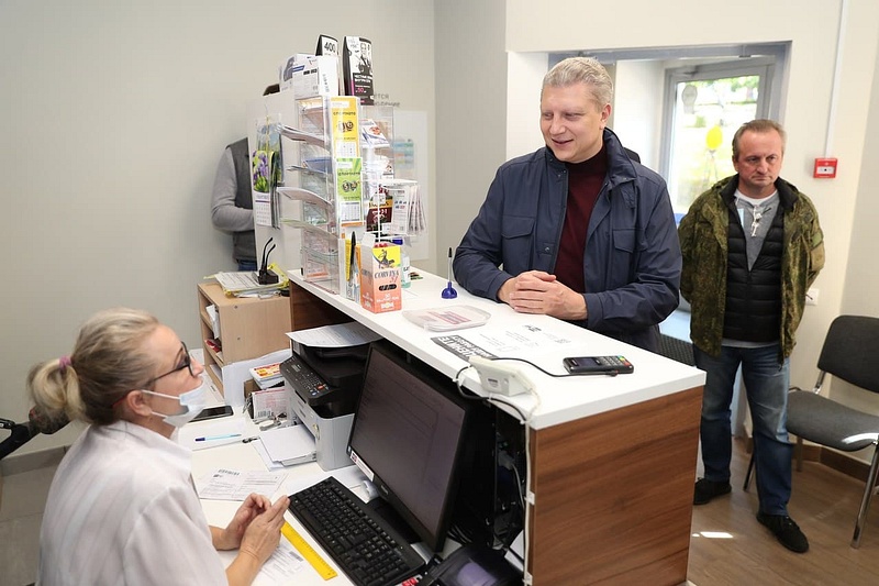 Глава муниципалитета Андрей Иванов обратил внимание на то, что в помещении офиса необходимо установить банкомат, Сентябрь