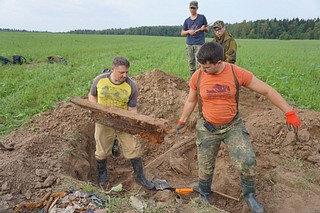 В ходе разведки под слоем грунта были обнаружены крупные детали, двигатель и винт советского самолета