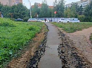 Разбитая пешеходная дорожка