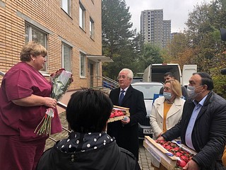 Единороссы передали коллективу Одинцовской областной больницы термометры и «витаминную» помощь