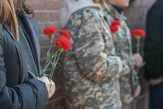 Закончился памятный митинг символической минутой молчания и возложением цветов к мемориальной доске