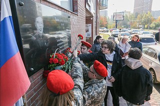 Закончился памятный митинг символической минутой молчания и возложением цветов к мемориальной доске