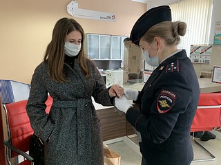 Беседы с посетителями многофункционального центра