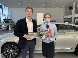 Всем посетителям автосалона сотрудники Госавтоинспекции подарили тематические листовки и световозвращающие браслеты
