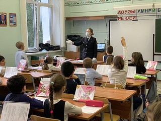 Инспекторы провели «Урок по безопасности дорожного движения», напомнив детям о правилах поведения на дороге