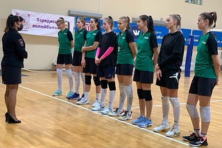 Встреча с командой прошла в спортзале прямо на волейбольной площадке