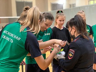 В завершение встречи сотрудники ГИБДД подарили спортсменкам световозвращающие наклейки и ленточки