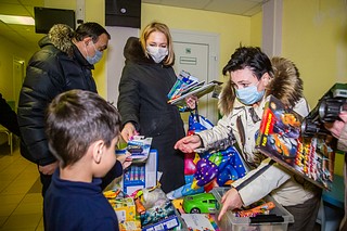Маленьким пациентам Одинцовской больницы привезли «Коробки храбрости» местные партийцы