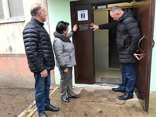 Качество ремонта подъездов в Новом городке проверили одинцовские партийцы