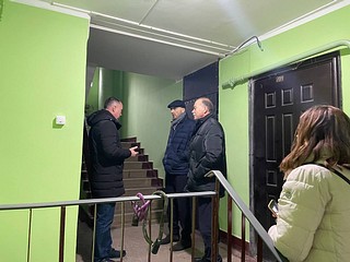 Дмитрий Голубков проверил качество ремонта подъездов в Старом городке