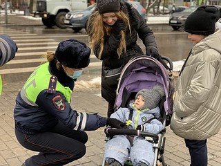 Дорожные полицейские дарили взрослым и детям световозвращающие браслеты, наклейки и тематические листовки