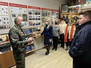 Экскурсию по УМВД провели для учеников 8 класса местной школы