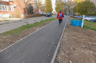 Глава Одинцовского городского округа добавил, что в 2021 году в муниципалитете было реализовано 17 объектов по новому региональному проекту — «Народные тропы». Так, 4 благоустроенные пешеходные дорожки появились на пути к дворовым и общественным пространствам, 10 — к детским садикам, 3 — к школам