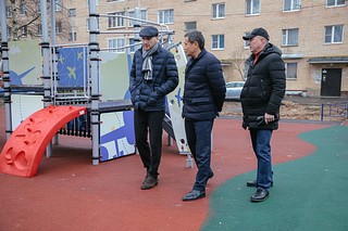 Дмитрий Голубков проверил качество новой детской площадки в посёлке санатория имени Герцена
