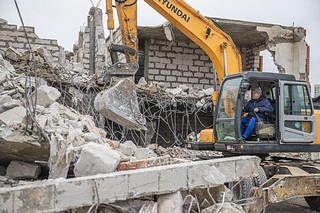 В одинцовской деревне Мамоново приступили к сносу самовольно построенного 3-этажного дома