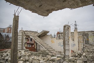 В одинцовской деревне Мамоново приступили к сносу самовольно построенного 3-этажного дома