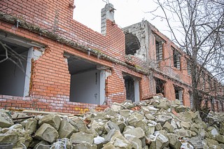 В одинцовской деревне Мамоново приступили к сносу самовольно построенного 3-этажного дома