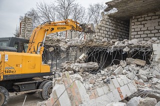 В одинцовской деревне Мамоново приступили к сносу самовольно построенного 3-этажного дома