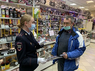 Сотрудники Одинцовской Госавтоинспекции провели социальный раунд в автомагазине