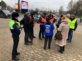 Одинцовские партийцы провели акцию «Засветись» вместе с инспекторами ГИБДД