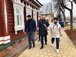 Парламентарии от «Единой России» также провели встречу с местными общественниками и активистами из Захаровского и Ершовского
