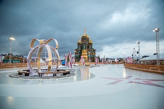 Каток на соборной площади Главного Храма Вооруженных сил РФ
