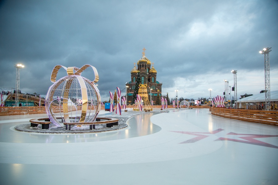 Каток на соборной площади Главного Храма Вооруженных сил РФ, Декабрь