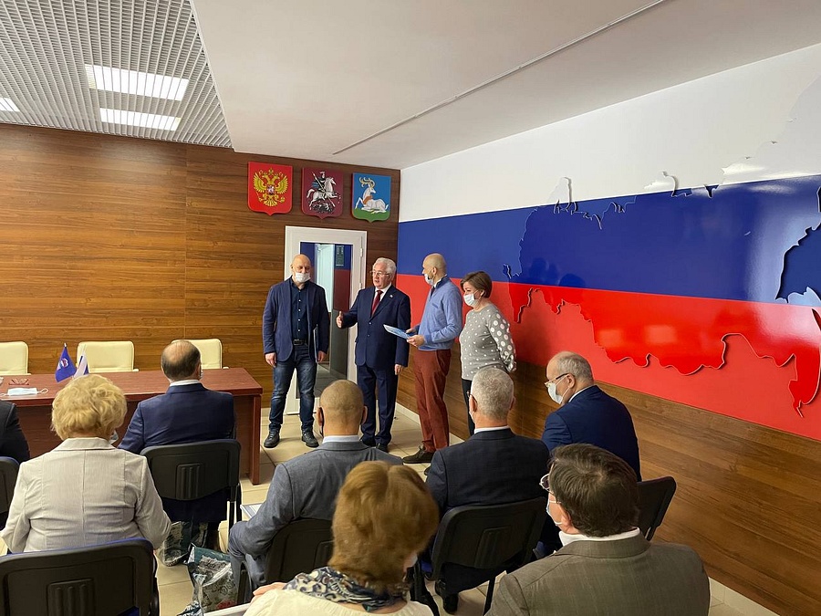 Встреча по случаю 20-летия «Единой России» прошла в одинцовском штабе партии на Можайском шоссе, Декабрь