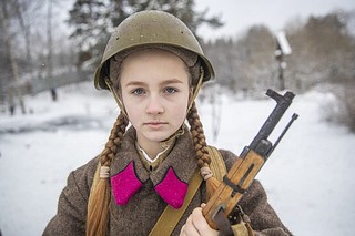 Участница реконструкции эпизода боя