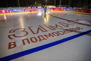 Площадь катка составляет 1250 квадратных метров, на льду одновременно могут находится 100 человек