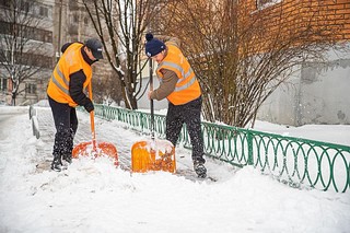 В уборке дворовых территорий и общественных пространств в Одинцовском городском округе в зимний период задействованы силы и средства муниципальных бюджетных учреждений и подрядных организаций