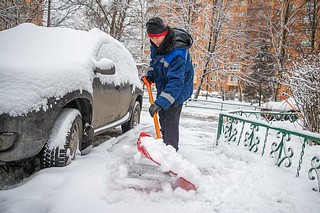 В уборке дворовых территорий и общественных пространств в Одинцовском городском округе в зимний период задействованы силы и средства муниципальных бюджетных учреждений и подрядных организаций