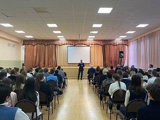 Встречу, которая прошла на площадке Ликинской СОШ, активисты поддержали в рамках проектов «Старший брат» и «Историческая память»