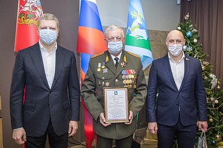 Глава Одинцовского округа Андрей Иванов и депутат Государственной Думы Денис Майданов отметили работу ветеранских объединений округа благодарственными письмами