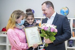 Именные стипендии и памятные подарки ребятам вручили в зале библиотеки средней школы № 3 в Одинцово