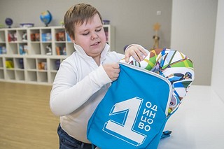 Именные стипендии и памятные подарки ребятам вручили в зале библиотеки средней школы № 3 в Одинцово