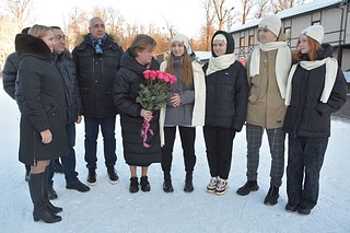Активисты «Российского движения школьников» дарили цветы и памятные презенты